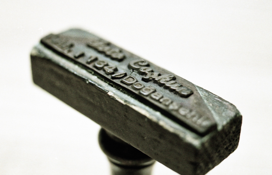 Foto Coşkun ahşap işyeri mührü.